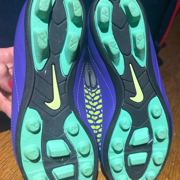 Cleats. Great used condition…. Size 4. - Picture 2 of 4